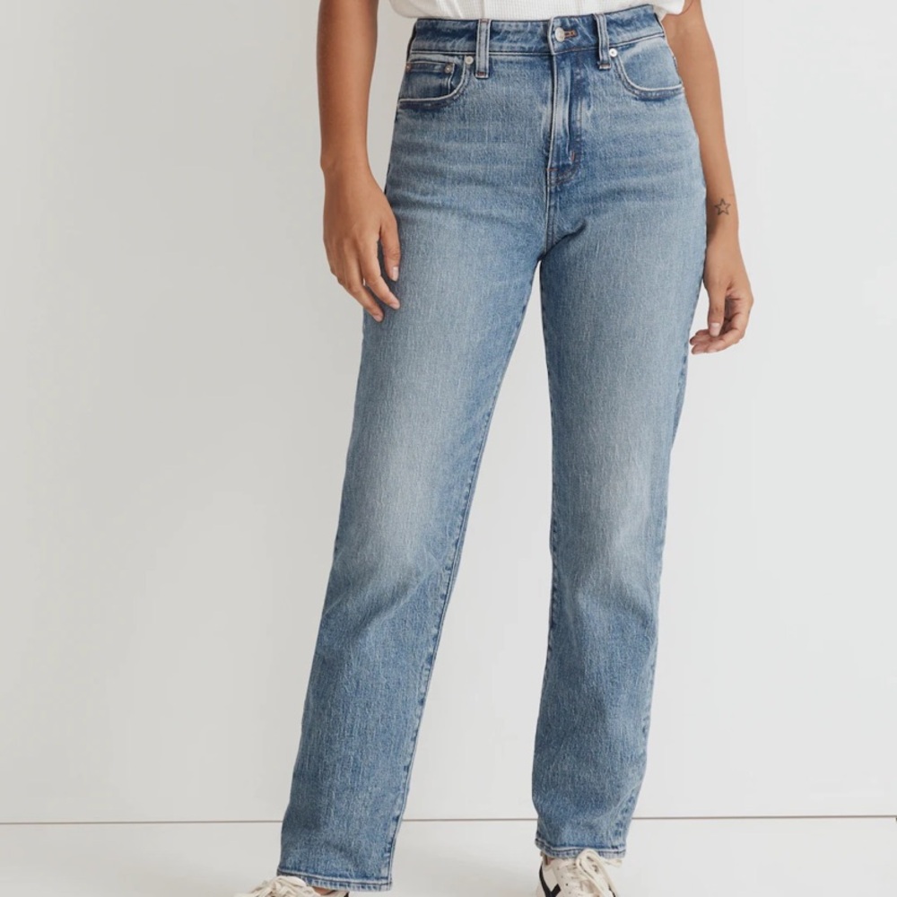 Madewell The Curvy '90s Straight Jean
Size 30
New with tag